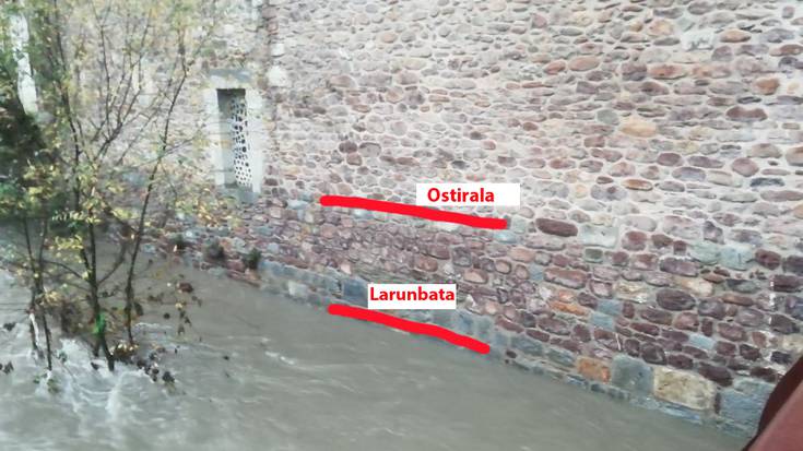 Larunbat goizeko irudiak Zumea kalean eta Kale Nagusian