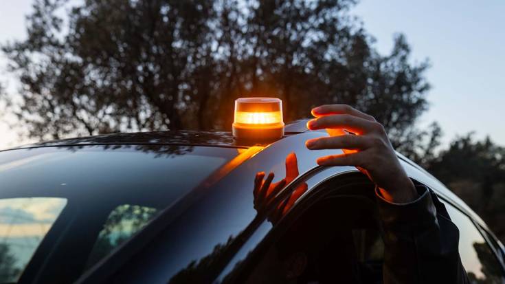 Datorren urtetik aurrera, derrigorrezkoa izango da ibilgailuek V16 aparatua izatea