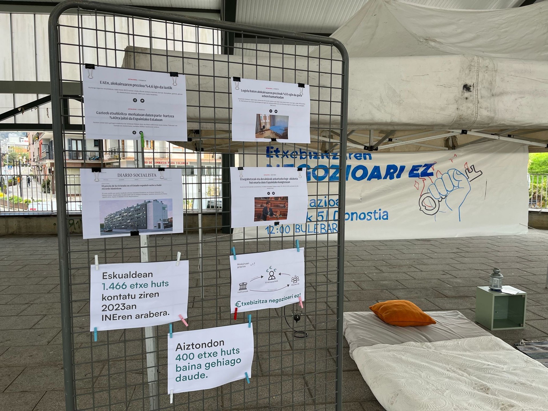 Etxebizitzaren egoera salatu dute, Joxe Arregi plazan