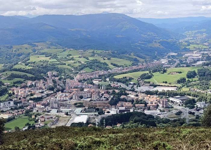 Bi lagun atxilotu dituzte, landa-etxebizitza batean lapurreta-saiakera bortitza egotzita