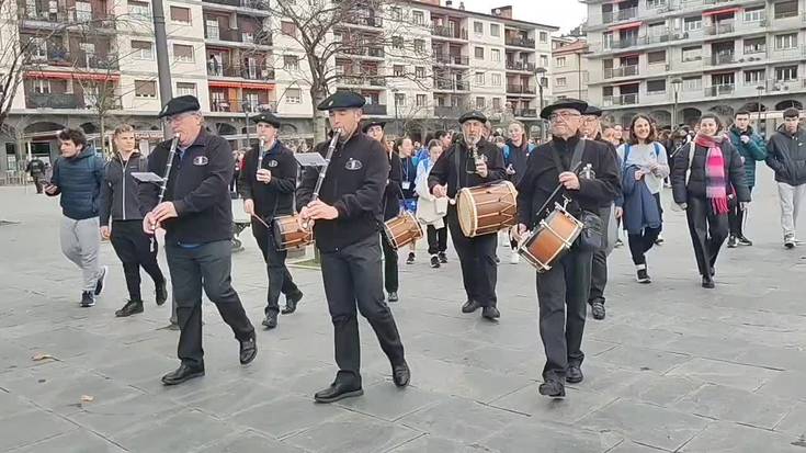 Euskal Herriko eskubaloiko taldeak kalejiran, Olagaingo txistulariekin