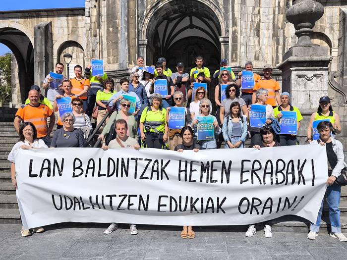Bi orduko lan-uztea egin dute udal-langileek, EUDELi lan-baldintzak hobetzea eskatzeko