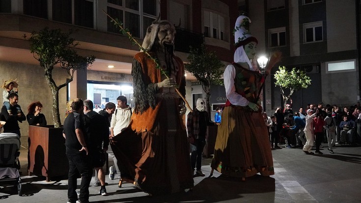 Sorgina eta Basajaun erraldoiak Plaza Morean izango dira larunbat arratsaldean