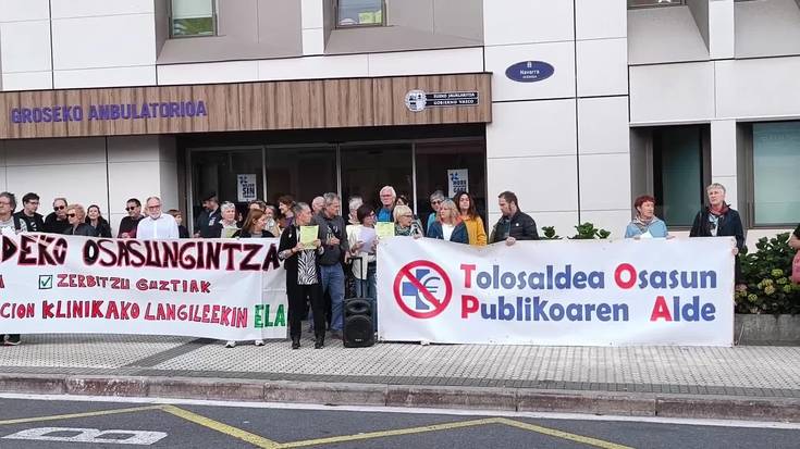 Tolosaldean ospitale publikoaren aldeko elkarretaratzea Groseko anbulatorioaren aurrean