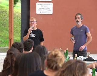 Buruntzaldeko gazte euskaltzaleen Burrunba Egunean: Iker Ormazabal eta Iker Goñi bertsolariak librean