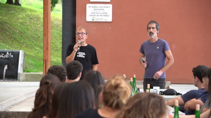 Buruntzaldeko gazte euskaltzaleen Burrunba Egunean: Iker Ormazabal eta Iker Goñi bertsolariak librean