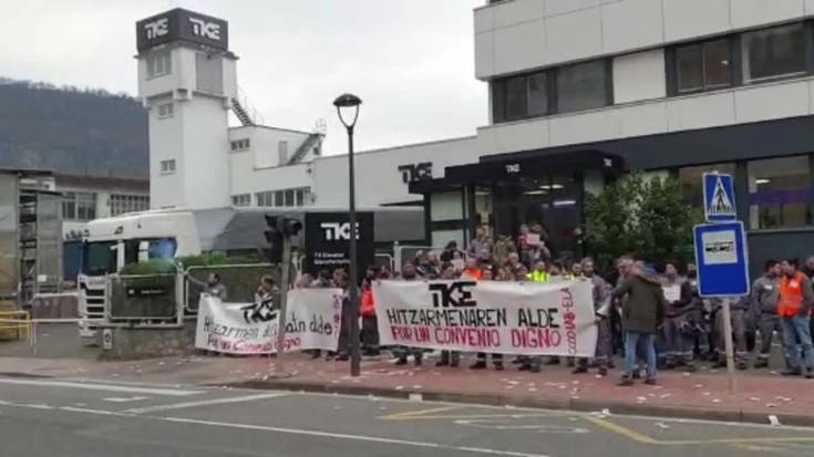 TKE Elevator enpresan elkarretaratzea egin dute, lan hitzarmena berritzea eskatuz