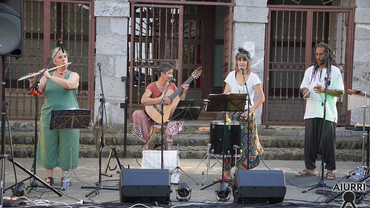 Samba badago taldeak brasildar erritmoekin girotu zuen San Juan plaza