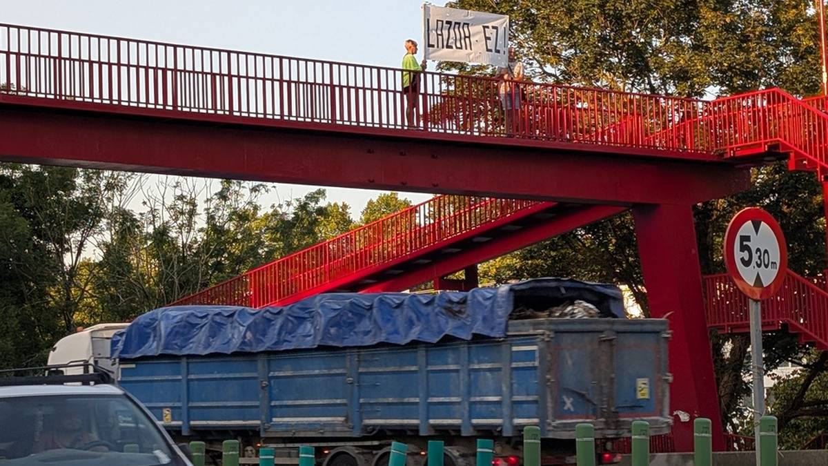 N1 errepidera eraman dute protesta