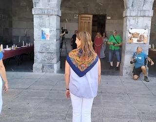 Aiztondo bailarako alkateen agurra Pili Legarrari