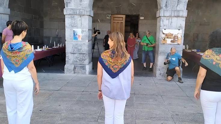 Aiztondo bailarako alkateen agurra Pili Legarrari