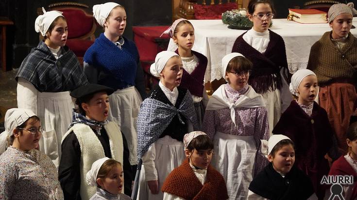 Udal Musika Eskolako abeslari txiki, gazte eta helduek Gabon giroa zabaldu dute