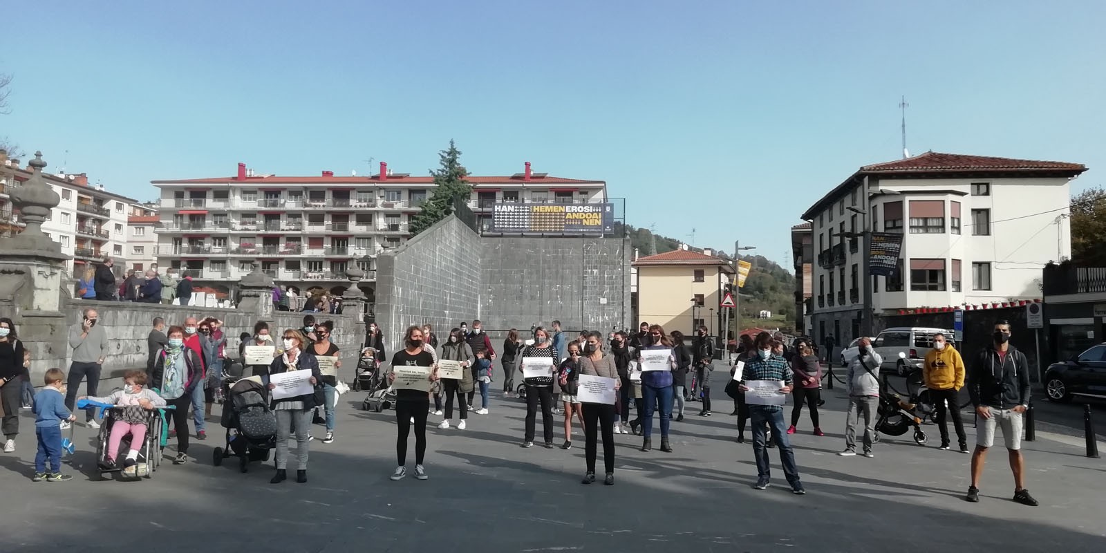 Haur parkeak ixteko aginduarekin desadostasuna agertzeko guraso talde bat elkartu da Goikoplazan