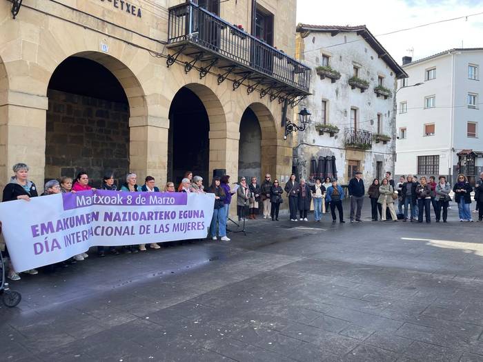 Elkarretaratzea Urnietan, Udalak deituta