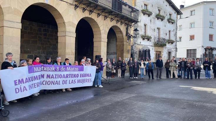 Elkarretaratzea Urnietan, Udalak deituta