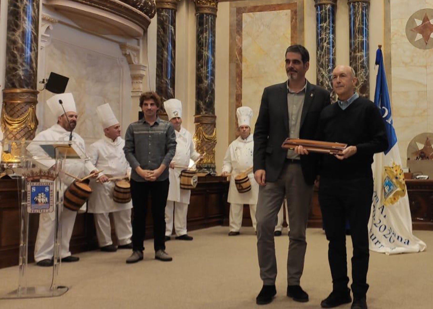 Donostiako Udalaren eskertza jaso du Joxe Mari Oiartzabalek