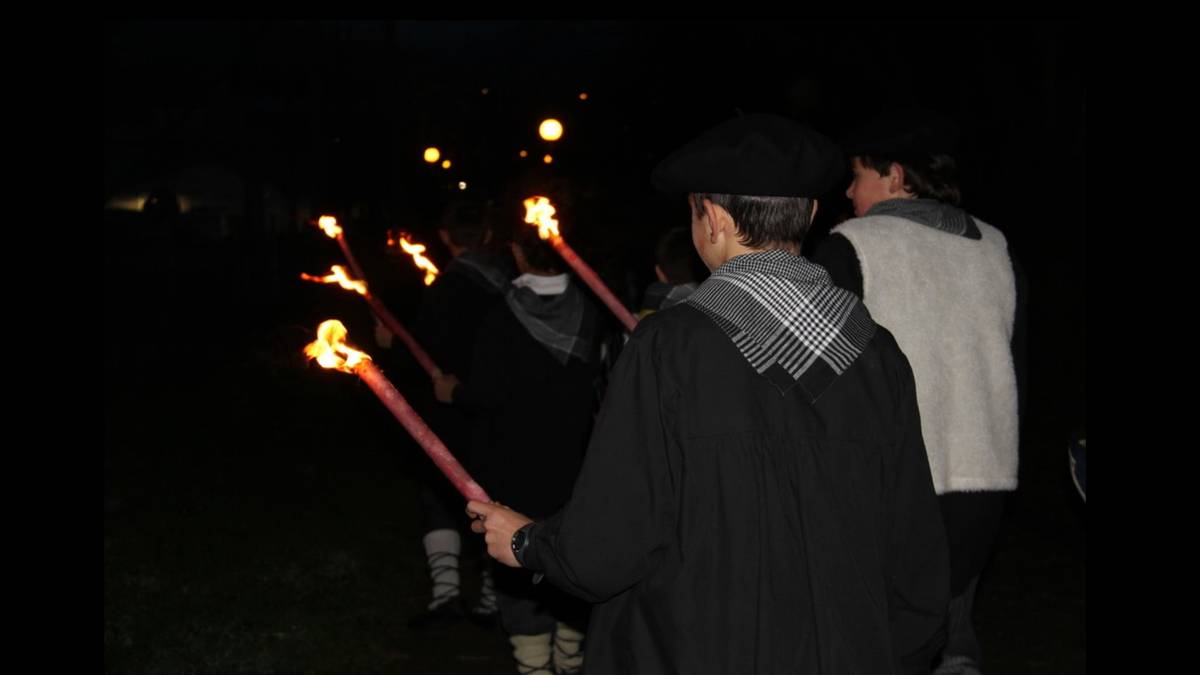 Olentzeroren etorrera egiteko bolondres bila dabiltza Zizurkilen