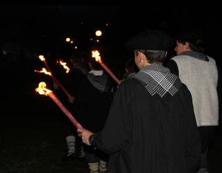 Olentzeroren etorrera egiteko bolondres bila dabiltza Zizurkilen
