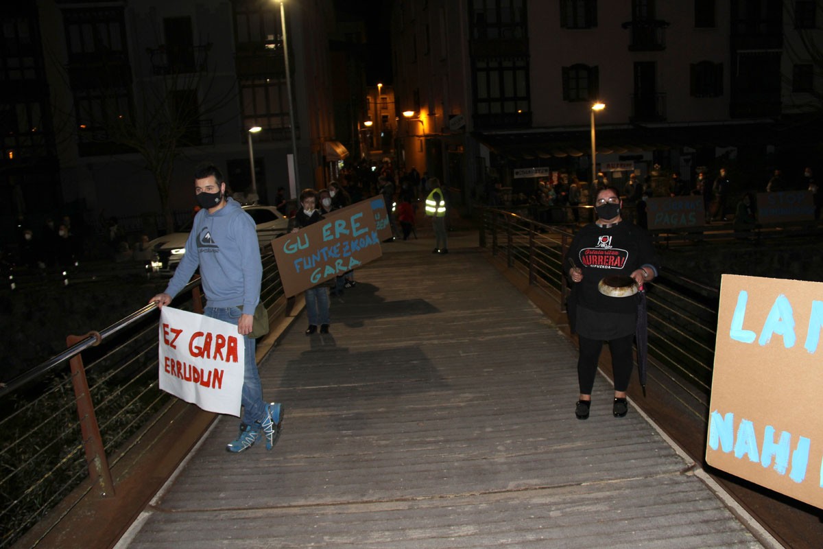 Ostalariek manifestazioa deitu dute ostegunerako, mozorrotuta