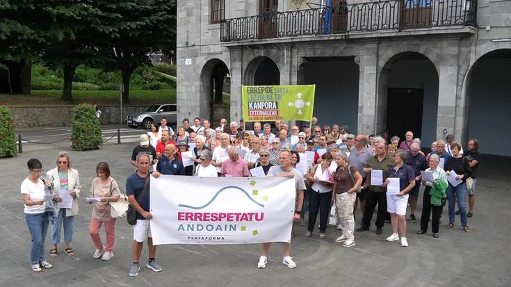 Aldundiaren "Lazoa"ri errekurtsoa jarri dioten herritarren agerraldia, Errespetatu Andoain plataformak deituta