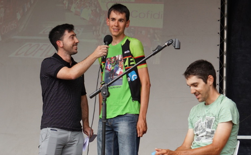Omenaldi hunkigarria eskaini dio Urnietako herriak Mikel Iturria txirrindulariari