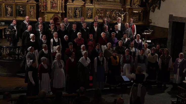 Musika Eskolako abesbatzak Gabon kontzertuan, Helduen Abesbatza