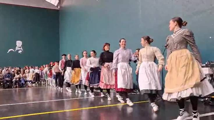 Jialdiaren amaierako agurra, Oinkariren 50. urteurreneko doinuan girotuta