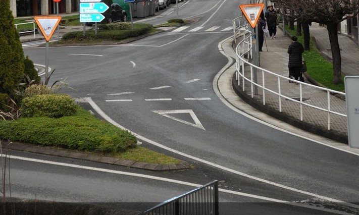 Trafikoa itxita Joxe Arregi plazaren parean, eraberritze lana direla eta
