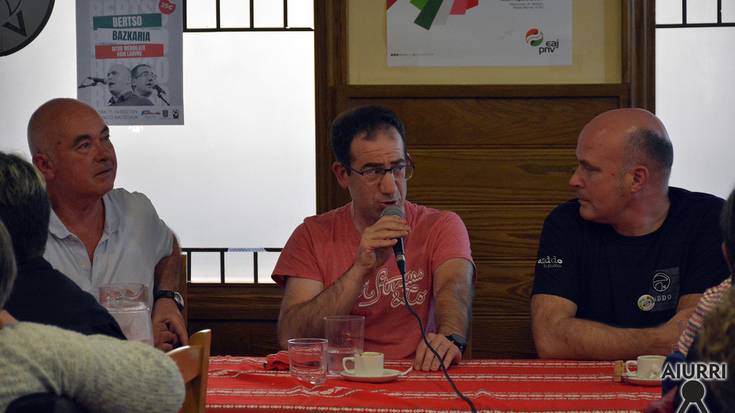 Aitor Mendiluze eta Agin Labururekin bertso-bazkaria ospatu zuten Batzokian