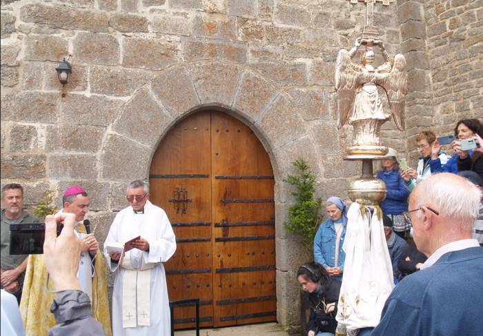 San Migel santutegian atzo ipini zituzten idiek gurdian tiraka eramandako ateak
