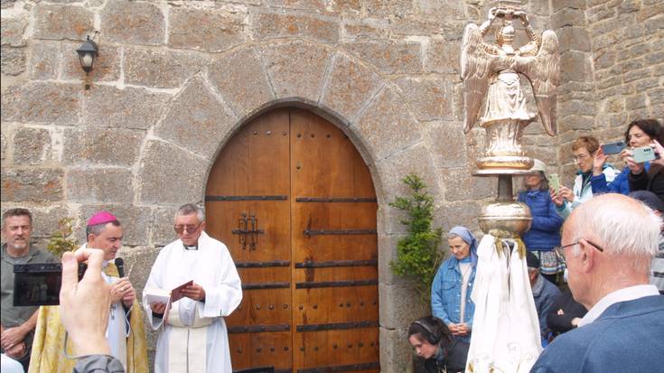 San Migel santutegian atzo ipini zituzten idiek gurdian tiraka eramandako ateak