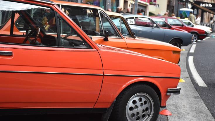 Auto klasikoen museo bihurtu da Idiazabal kalea