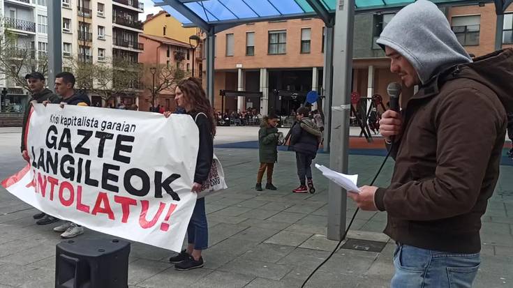 Manifestazioa egin dute, gazteek bizi duten egoera salatzeko