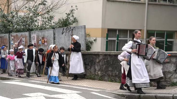 Aita Larramendi ikastola Santa Agedan kantari