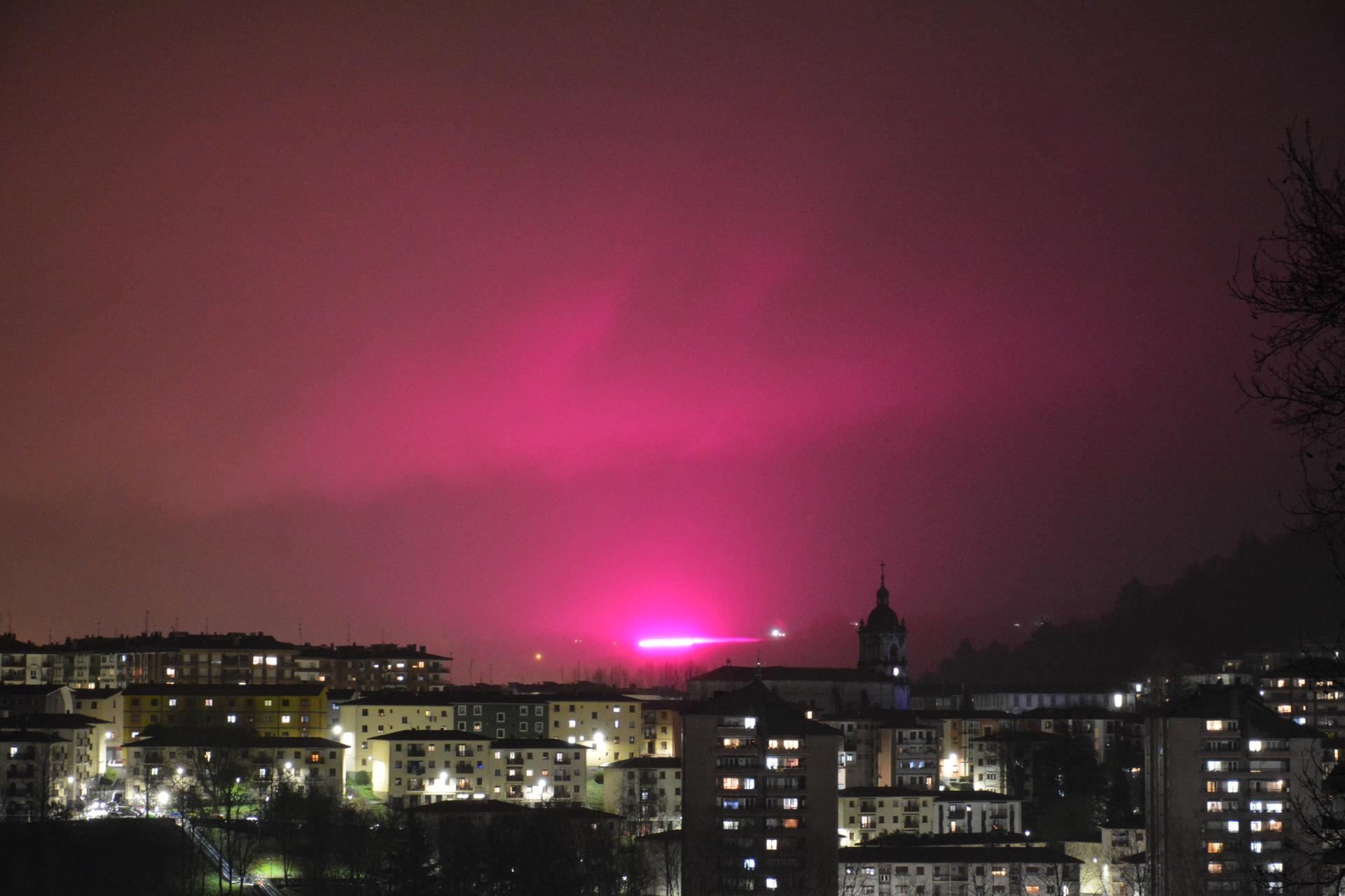 Urnietako Goiburu aldetik datorren arrosa koloreko argi fluoreszentearen misterioa