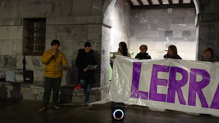 Feminismoaren alde eta arrazakeriaren aurka lerratzeko dei egin du Asteasuko emakume taldeak