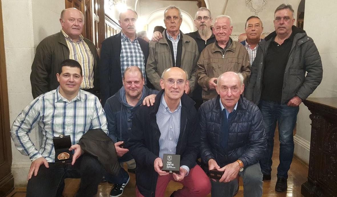 Mendeurreneko argazki-erakusketa osatzeko deialdia egin du Euskalduna taldeak