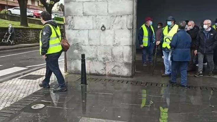 Adineko hainbat herritar "Ibili Andoain" ekimenean, nahiz eguraldiak ez lagundu