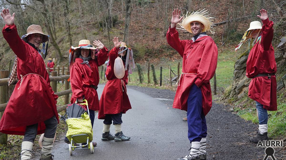 Axeriak Leizotz auzoan inauteri-giroa zabaltzen aritu dira goiz partean