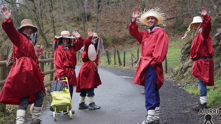 Axeriak Leizotz auzoan inauteri-giroa zabaltzen aritu dira goiz partean