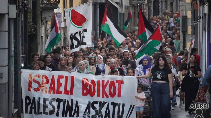 Global Sumud Flotillaren aldeko manifestazio jendetsua egin dute arratsaldean