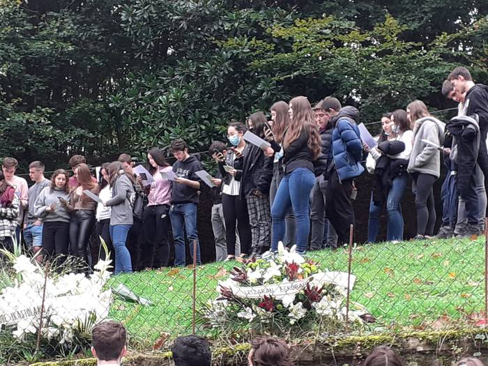 Ehunka lagun elkartu ziren Bordan, Asier Arabaolaza Usarralde agurtzeko ekitaldi hunkigarrian