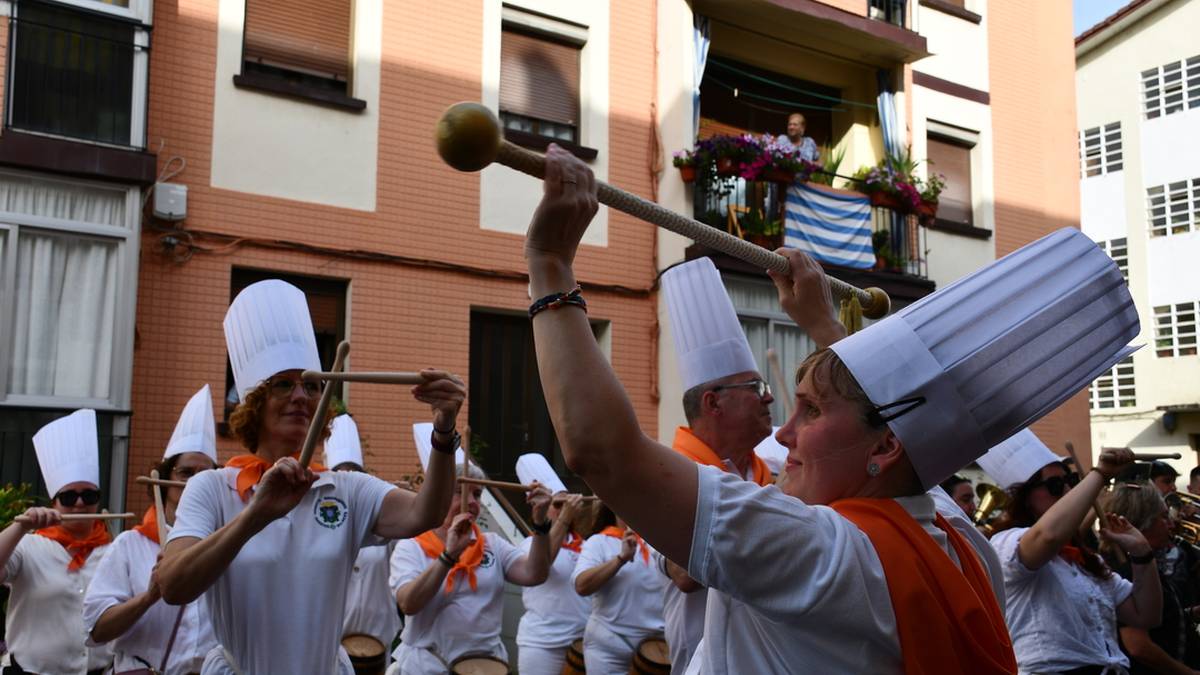 Agustin Leitzakoei bisitaldia egin diete Andoaindarra danborradako partaideek