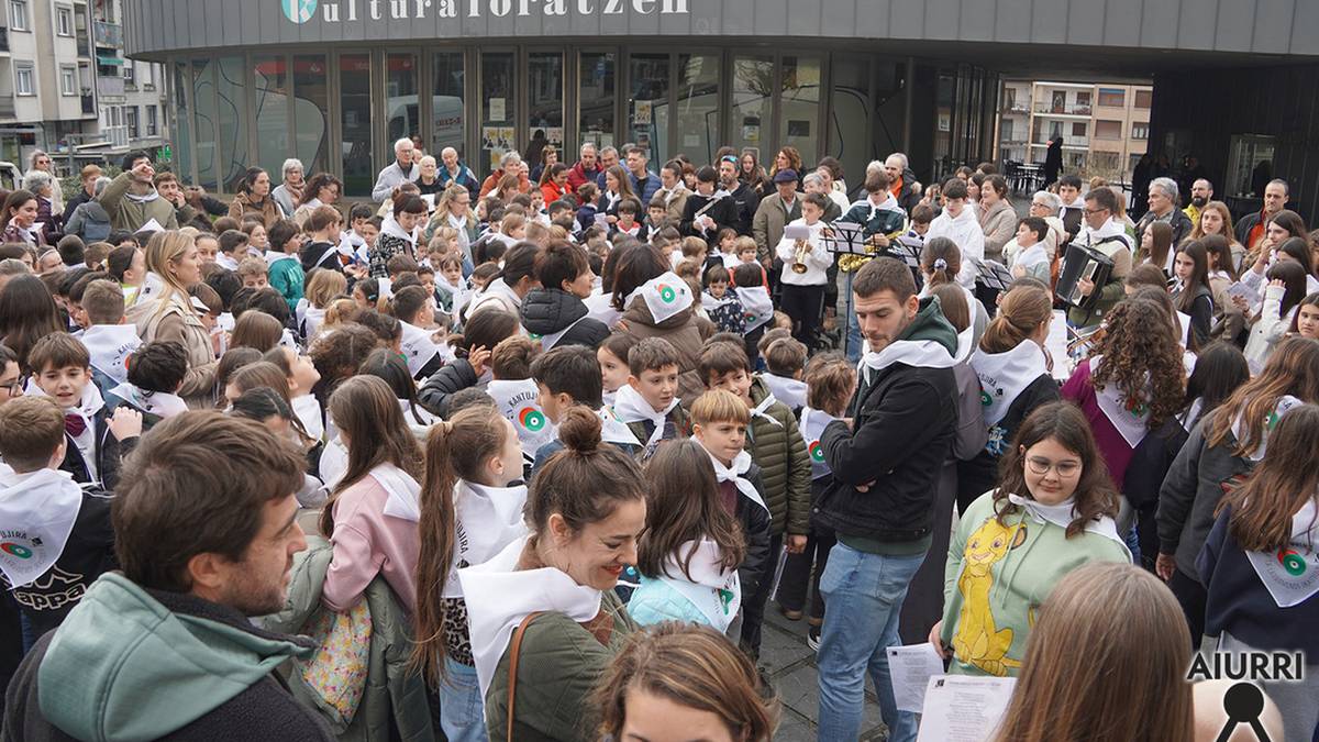 Kantujirako lehen saioari ekin dio Aita Larramendiko ikastolak