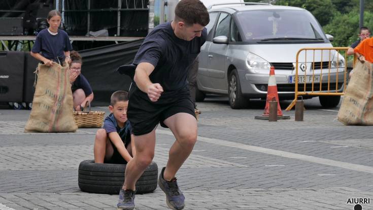 Gazteen arteko herri-kirol desafioa herriko plazan