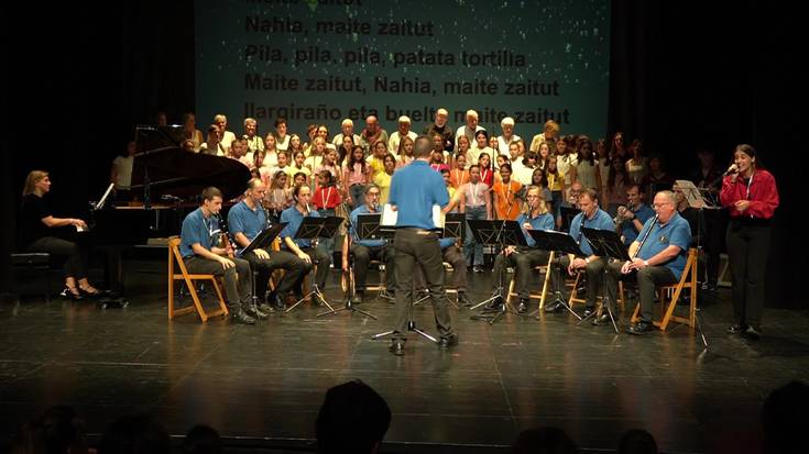 Nahia Patinoren aldeko jaialdia: "Maite zaitut" kantari, parte-hartzaile guztiak oholtzan