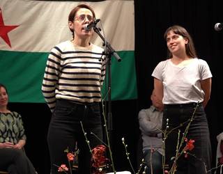 Sahararen aldeko bertso saioan Maddalen Arzallus eta Maider Arregi, ama-alaba: alabaren ligeak etxean