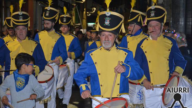 Larunbat gaua Peña Santa Krutz elkartearen danborrada irteteko eguna da