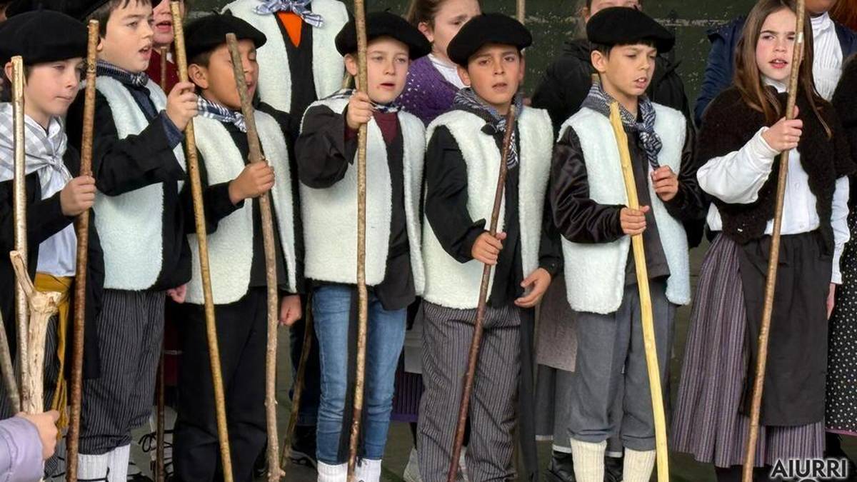 PM Otaño ikastetxeko kideen kantu erronda