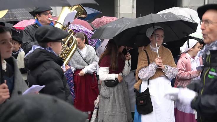 La Salle Berrozpeko irakasle, ikasle eta gurasoak Gabon kantari